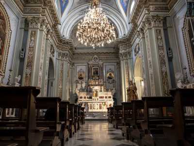 Varchiamo quindi l�ingresso e ci ritroviamo all�interno di questo sfarzoso gioiello seicentesco, con i suoi ori, stucchi e decorazioni